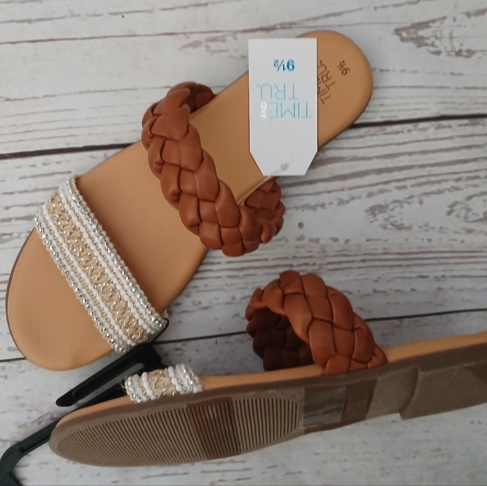 Time and Tru women's vinyl core 2 band sandals tan, metallic size 9 1/2
